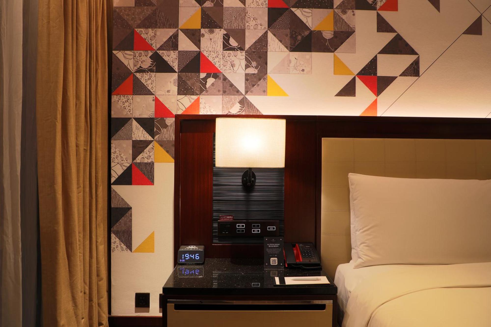 โรงแรมเรอแนสซองซ์ แคปิตัล โรงแรม 5*