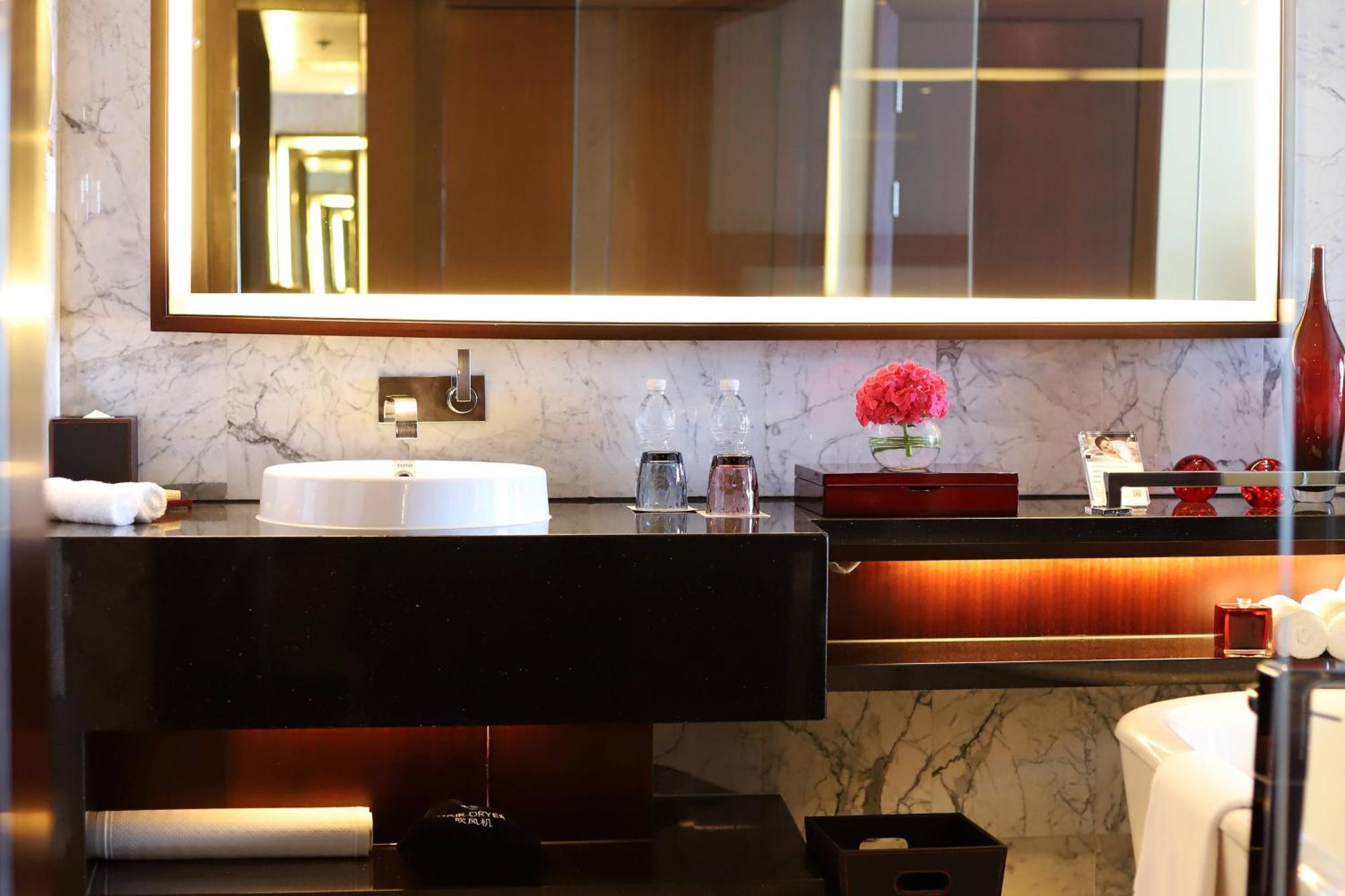 โรงแรมเรอแนสซองซ์ แคปิตัล โรงแรม