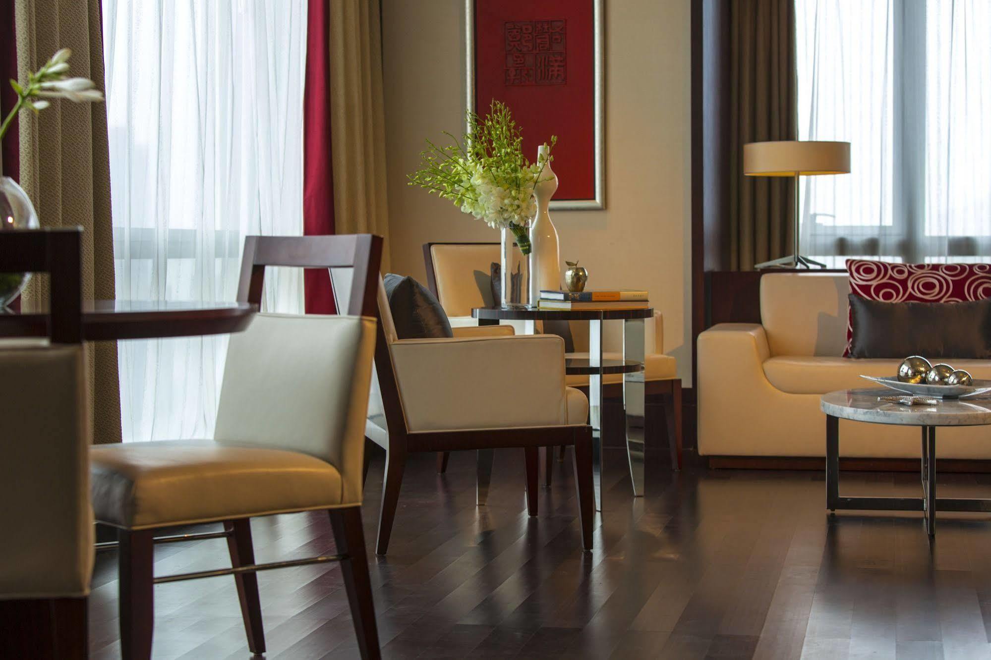โรงแรมเรอแนสซองซ์ แคปิตัล โรงแรม